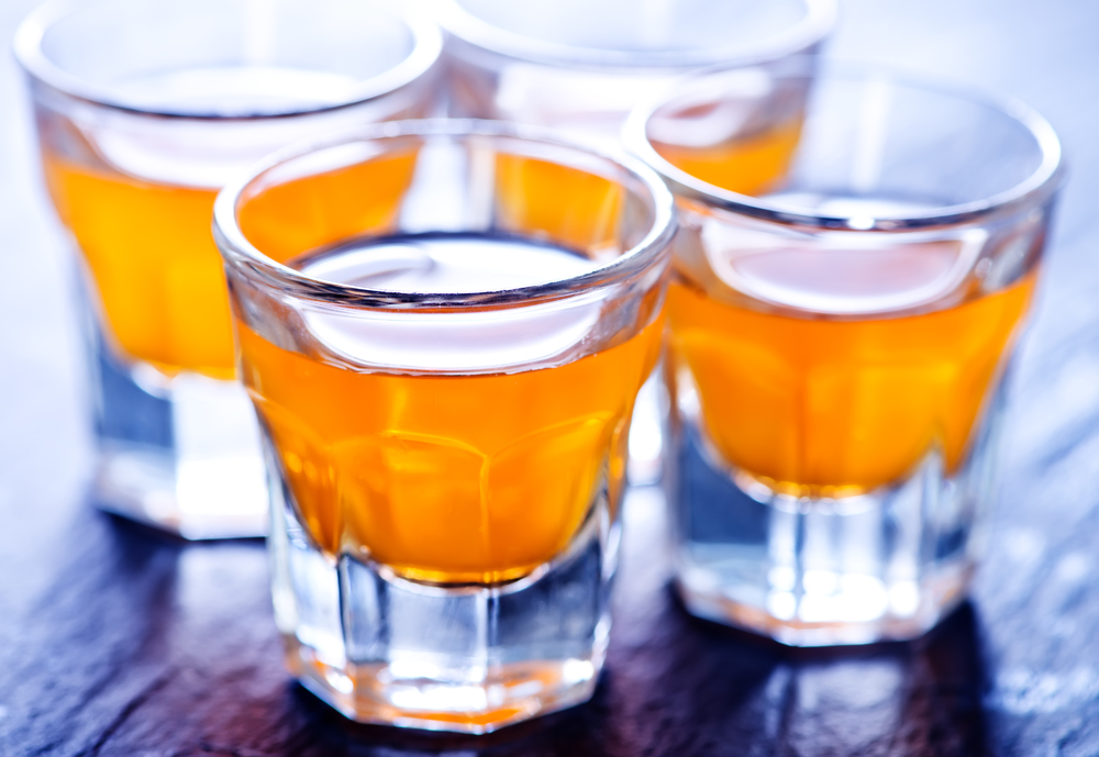 眼鏡與桌上酒精飲品的微妙關(guān)聯(lián)